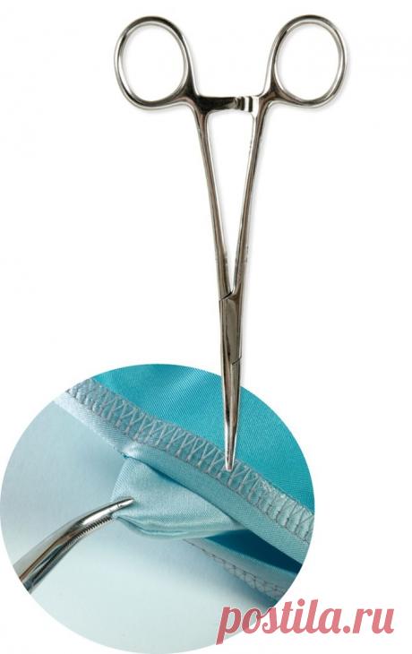 НЕшвейные предметы в помощь швее
1. Медицинские щипцы. Ими легко захватить ткань и вытащить через небольшое отверстие. Удобны в работе с толстыми тканями.2. Скотч для ровных строчек или закрепления скользких тканей на столе.3. Деревянная ложка для утюжки швов.4. Пинцет позволяет захватить небольшие ниточки, которые трудно ухватить кончиками пальцев. Пинцет также помогает в обслуживании швейной машины.5. Силиконовые коврики не передают тепло. Это термостойкое свойство, наря...