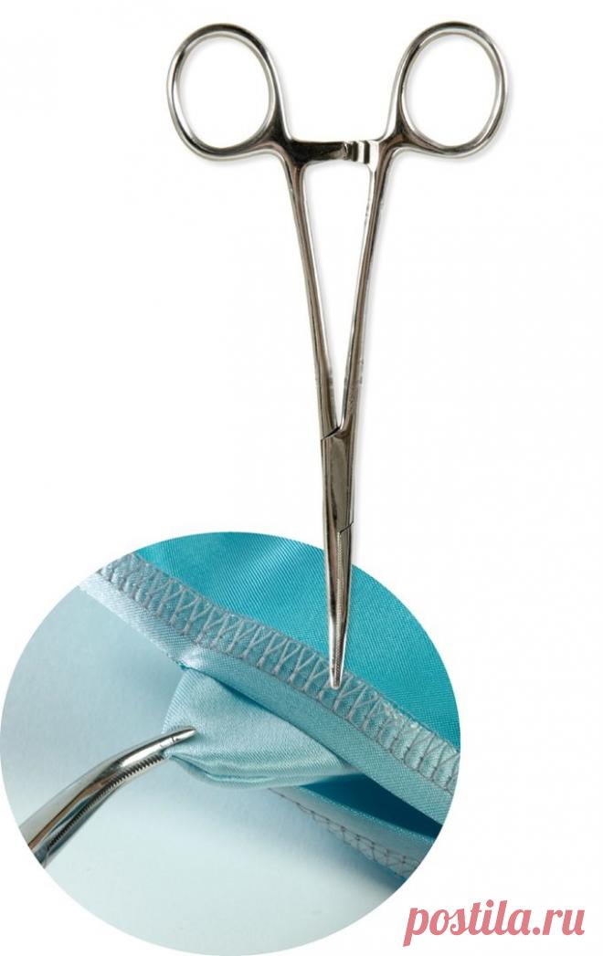 НЕшвейные предметы в помощь швее
1. Медицинские щипцы. Ими легко захватить ткань и вытащить через небольшое отверстие. Удобны в работе с толстыми тканями.2. Скотч для ровных строчек или закрепления скользких тканей на столе.3. Деревянная ложка для утюжки швов.4. Пинцет позволяет захватить небольшие ниточки, которые трудно ухватить кончиками пальцев. Пинцет также помогает в обслуживании швейной машины.5. Силиконовые коврики не передают тепло. Это термостойкое свойство, наря...