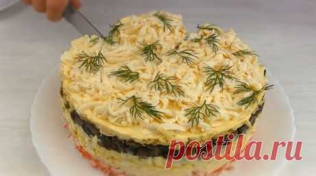 Нереально Вкусный крабовый Салат на Новый Год &quot;Званый Ужин&quot; Мы такой готовим уже лет 15.Один из самых любимых рецептов. Только сыр берем обычный, без плавленного, и грибы кладем первым слоем. Потом уже крабовые палочки.