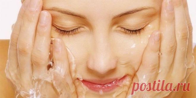 Эта женщина уже много лет умывает лицо водой с солью… Результаты просто поразительные!