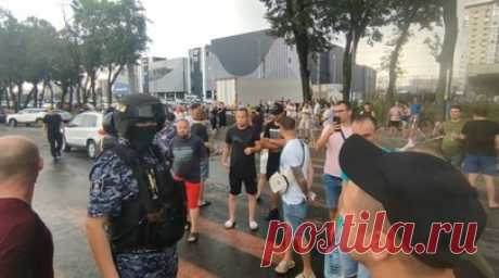 «Более суток нет света»: жители Краснодара перекрыли проезжую часть из-за отключений электроэнергии. Жители Краснодара перекрыли проезжую часть из-за регулярных отключений электроэнергии. Люди пожаловались, что в результате сбоев в домах не работают лифты и интернет. Сообщается, что света нет уже на протяжении двух дней из-за аварийного отключения подстанций в городе. Для жителей организовали подвоз технической воды. На месте находится мэр Краснодара Евгений Наумов. Он пообещал вышедшим на…