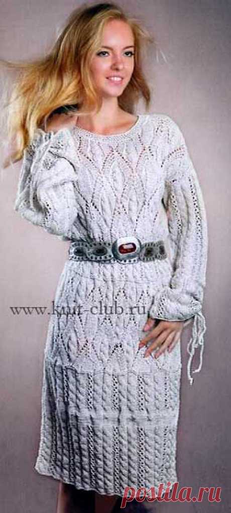Белое вязаное платье спицами