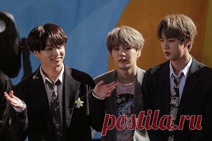 Группу BTS не станут освобождать от двухлетней службы в армии. Участников музыкальной группы BTS не станут освобождать от двухлетней службы в армии. Сообщается, что самый старший музыкант коллектива Ким Сокджин начнет процедуру зачисления на службу в конце октября этого года. По информации представителей лейбла, BTS сможет продолжить музыкальную деятельность к 2025 году.