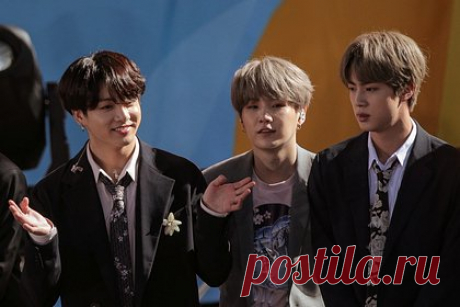 Группу BTS не станут освобождать от двухлетней службы в армии. Участников музыкальной группы BTS не станут освобождать от двухлетней службы в армии. Сообщается, что самый старший музыкант коллектива Ким Сокджин начнет процедуру зачисления на службу в конце октября этого года. По информации представителей лейбла, BTS сможет продолжить музыкальную деятельность к 2025 году.