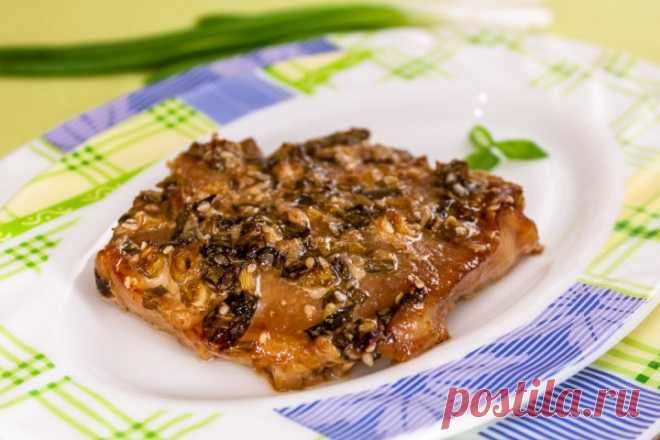 Свинина, маринованная в соевом соусе и зеленом луке Очень вкусно получается свинина по этому рецепту. Замаринована по-азиатски с использованием соевого соуса, имбиря, кунжута, острого перца, запечена по-европейски в духовом шкафу.