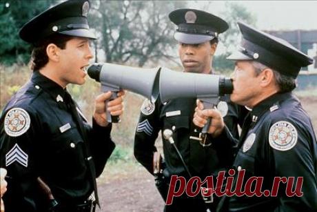 В сети поспорили из-за сравнения российской и американской полиции. Парень опубликовал пост на Reddit под названием «Американцы не догадываются, насколько спокойная у них полиция», где сравнил работу российских и американских полицейских. Текст вызвал обсуждения в сети: пользователи платформы поспорили о том, имеет ли подобное сравнение смысл.