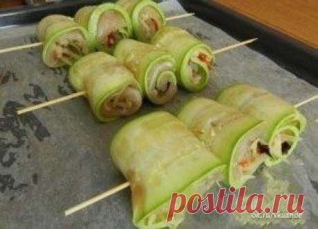 Суперские рулетики из кабачков с куриным мясом
Ингредиенты: 
-молодые кабачки (или цуккини) - 2 шт.; 
-филе куриной грудки - 1 шт.; 
-чеснок - 2 зубчика