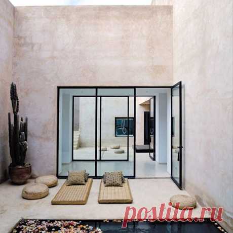 Set amongst a palm tree plantation on the outskirts of Marrakech, Morocco, Maison Palmeraie. The contemporary home was designed by architect @lna_mzk in association with interior designer Esther Gutmer. With an eclectic mix of Morocco’s purity and distinctive European influences, the property implicitly personifies the heritage of its owners, a Belgo-Moroccan family. #Morocco #Marrakech #Courtyard #lighting #homedecor #homedesign