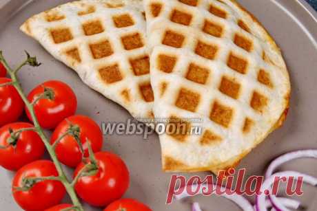 Солёные вафли с начинкой (4 рецепта). Видео  Как приготовить солёные вафли 
Содержание видео-рецепта 
0:00 – Старт. 
0:08 – Вафли-чебуреки на завтрак. 
1:22 – Простой рецепт вафель с цуккини и сыром. 
3:02 – Пикантные сырные вафли. 
4:19 – Вафли-пицца с колбасками.
