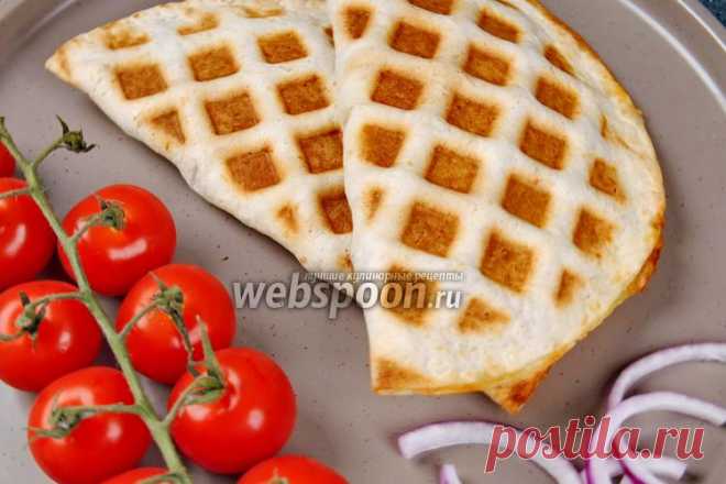 Солёные вафли с начинкой (4 рецепта). Видео  Как приготовить солёные вафли 
Содержание видео-рецепта 
0:00 – Старт. 
0:08 – Вафли-чебуреки на завтрак. 
1:22 – Простой рецепт вафель с цуккини и сыром. 
3:02 – Пикантные сырные вафли. 
4:19 – Вафли-пицца с колбасками.
