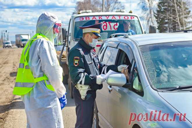 Требования сотрудника ГИБДД, которые можно пропускать мимо ушей и не выполнять их К несчастью, в данный момент многие автолюбители посредственно разбираются в собственных правах. А посему они неверно выстраивают диалог с сотрудниками ГАИ. Последние, используя неграмотность водителе