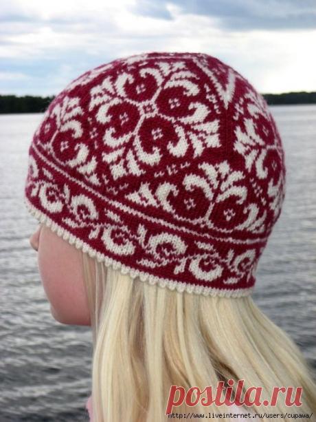 Комплект шапка-варежки с орнаментом