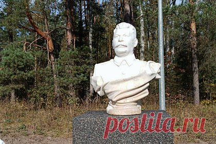 В России бюст Сталина установили на месте захоронения жертв Большого террора. В Тверской области на территории мемориального комплекса «Медное», посвященного жертвам политических репрессий, установили бюст Иосифа Сталина. По словам директора мемориала, идея установить памятник Сталину и его сподвижникам на захоронении принадлежит вышестоящей инстанции.