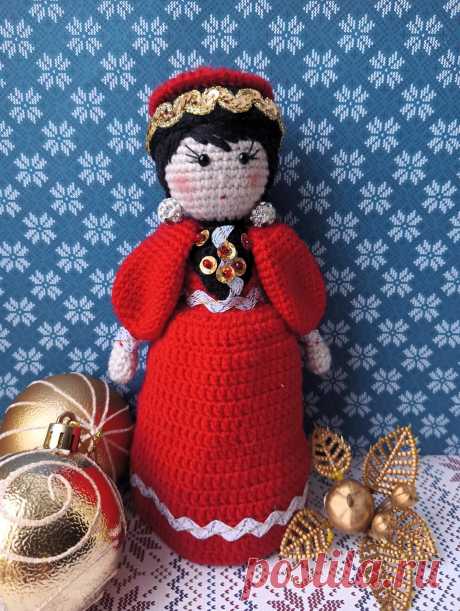 PDF Калмычка Янжина крючком. FREE crochet pattern; Аmigurumi toy patterns. Амигуруми схемы и описания на русском. Вязаные игрушки и поделки своими руками #amimore - кукла в калмыкском национальном костюме, куколка девочки из обычной пряжи.