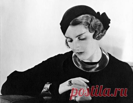 Цветы для любимой Татьяна Яковлева была последней любовью Маяковского. Советский поэт познакомился с русской эмигранткой на парижской вечеринке 1928 году. В первый же вечер чувственный Маяковский привязался девушке в любви и даже требовал выйти за него замуж. У них завязался роман, но становиться женой советского гражданина Яковлева не захотела. Ее пугал страстный напор Владимира Маяковского. Никакие слова, ни верность и преданность не смогли растопить сердце Татьяны Яковлевой. Она осталась…