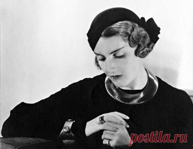 Цветы для любимой Татьяна Яковлева была последней любовью Маяковского. Советский поэт познакомился с русской эмигранткой на парижской вечеринке 1928 году. В первый же вечер чувственный Маяковский привязался девушке в любви и даже требовал выйти за него замуж. У них завязался роман, но становиться женой советского гражданина Яковлева не захотела. Ее пугал страстный напор Владимира Маяковского. Никакие слова, ни верность и преданность не смогли растопить сердце Татьяны Яковлевой. Она осталась…