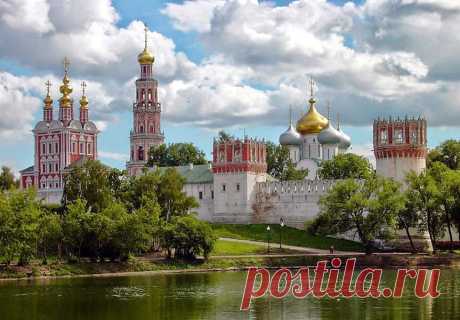 And today, in the heart of the monastery ensemble we see the powerful head of the Smolensk Cathedral - the witness of those times. Other temples, as well as chamber walls, towers were built later and bear the imprint of the style &quot;Naryshkin baroque&quot;, became widespread in the late XVII - early XVIII centuries. Novodevichy Convent famous for many historical events. Here women took vows grand and royal family.