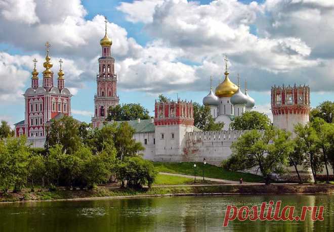 And today, in the heart of the monastery ensemble we see the powerful head of the Smolensk Cathedral - the witness of those times. Other temples, as well as chamber walls, towers were built later and bear the imprint of the style "Naryshkin baroque", became widespread in the late XVII - early XVIII centuries. Novodevichy Convent famous for many historical events. Here women took vows grand and royal family.