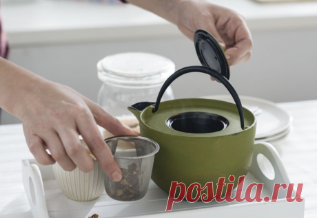 Как отмыть заварочный чайник от чайного налёта Правильный уход за чайником помогает не только сохранить его внешний вид, но и улучшить вкус напитка. Со временем внутри образуется налёт, а носик часто темнеет и забивается. Домашняя очистка с...