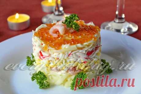 Салат с креветками, икрой и крабовыми палочками.