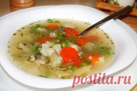 Топ-10 вкусных и некалорийных супов 
Должны быть в рационе каждого, кто следит за своим питанием! 
 
Сохрани себе на стену! 
 
1. Куриный крем-суп 
 
Итого на 100 грамм - 79.9 ккал: Белки- 5.8 Жиры - 5.1Углеводы - 2.9  
 
Ингредиенты: 
Куриное бедро (без кожи) - 3 шт. 
Картофель (средний) - 2 шт. 
Вода - 1 л. 
Горошек зеленый консервированный - 150 гр. 
Морковь (средняя) - 1 шт. 
Лук репчатый - 1 шт. 
Сливки 10% - 170 мл. 
Лавровый лист - 1 шт. 
Соль - 5 гр. 
Сливочное мас...