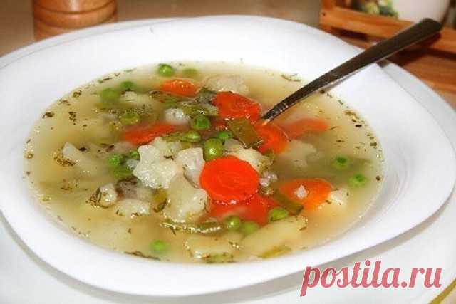 Топ-10 вкусных и некалорийных супов 
Должны быть в рационе каждого, кто следит за своим питанием! 
 
Сохрани себе на стену! 
 
1. Куриный крем-суп 
 
Итого на 100 грамм - 79.9 ккал: Белки- 5.8 Жиры - 5.1Углеводы - 2.9  
 
Ингредиенты: 
Куриное бедро (без кожи) - 3 шт. 
Картофель (средний) - 2 шт. 
Вода - 1 л. 
Горошек зеленый консервированный - 150 гр. 
Морковь (средняя) - 1 шт. 
Лук репчатый - 1 шт. 
Сливки 10% - 170 мл. 
Лавровый лист - 1 шт. 
Соль - 5 гр. 
Сливочное мас...
