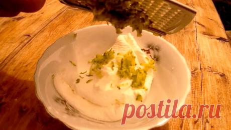 Просто смешиваем сметану, кефир и огурец - получаем вкуснятину, достойную и праздничного стола  Огуречный салат со сметаной и зеленью можно подавать в виде закуски с чипсами «Емеля», а можно использовать в качестве основы для других салатиков.
В любом случае он будет вкусным и оригинальным.
Ингредиенты
Огурец 2 штуки
Чеснок 2 зубчика
Сметана 2-3 столовые ложки
Зелень петрушки 2 столовые ложки
Соленый крекер 1 стакан
Соль щепотка
Приготовление
Как сделать салат с огурцом и сметаной?
