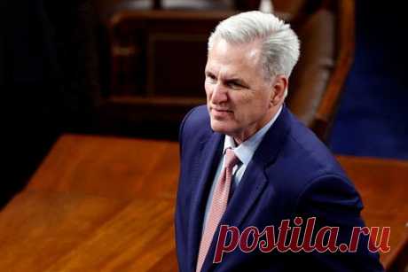Журналистка из США назвала «папика» Зеленского в Конгрессе. Зеленский заполучил «папика» в лице спикера палаты представителей США Кевина Маккарти, заявила журналистка Минди Робинсон. Она оценила поздравление, направленное украинским лидером в адрес политика. «Держу пари, ты рад, что твоему папику удалось занять пост. Мы знаем, что ты отмываешь наши налоги», — заявила она.