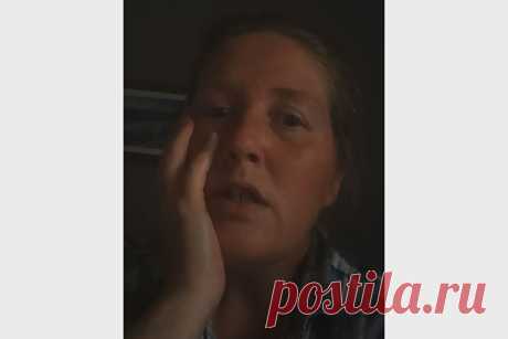 Женщина хотела заняться сексом с мужем, упала с кровати и осталась парализована. 44-летняя британка Софи Роджерс осталась парализованной после того, как неудачно перепрыгнула через спящего мужа. Женщина получила серьезную травму позвоночника, из-за которой она вынуждена передвигаться на инвалидной коляске. Она не ходит самостоятельно, но может немного двигать руками и верхней частью тела.