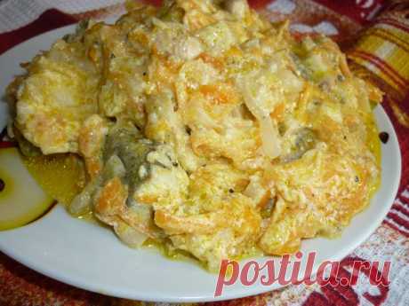 Рыба тушёная с овощами и майонезом - и горячее и закуска!
Автор Людмила Ивашнёва

Рецепт из моей молодости))

Ингредиенты:

Рыба любая белая - 1 кг
Лук - 2 головки
Морковь - 2 штуки
Майонез 3 ст ложки с горкой
Соль, перец - по вкусу
Лавр лист - 2-3 листика

Минтай или пикшу (или другую белую рыбу) выпотрошить, почистить, обрезать плавники, порезать кусками как на жарку.
В толстостенную кастрюльку или сковородку налить растительного масла и положить сразу нарезанный лук и п...