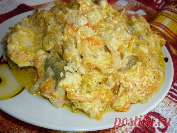Рыба тушёная с овощами и майонезом - и горячее и закуска!
Автор Людмила Ивашнёва

Рецепт из моей молодости))

Ингредиенты:

Рыба любая белая - 1 кг
Лук - 2 головки
Морковь - 2 штуки
Майонез 3 ст ложки с горкой
Соль, перец - по вкусу
Лавр лист - 2-3 листика

Минтай или пикшу (или другую белую рыбу) выпотрошить, почистить, обрезать плавники, порезать кусками как на жарку.
В толстостенную кастрюльку или сковородку налить растительного масла и положить сразу нарезанный лук и п...
