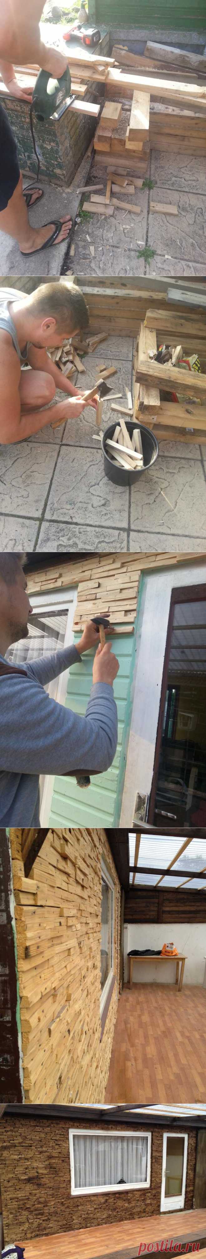 Идея отделки стены деревянной мозаикой. Дачный вариант