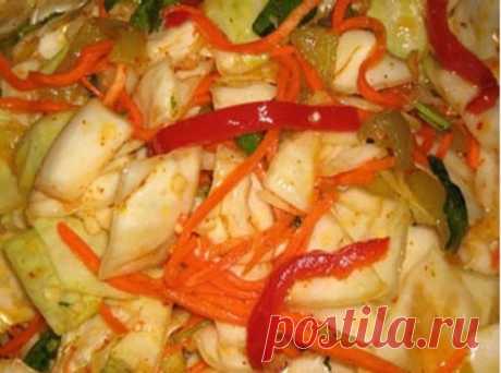 Вкусная маринованная капуста
3 кг капусты порезать квадратами, 1 большой болгарский перец ( красный ) порезать соломкой.
2 большие моркови натереть на корейской терке, 1 пучок петрушки порезать, 2 головки чеснока пропустить через давилку.
Все сложить в большой тазик и залить кипящим рассолом,размешать большой ложкой.
Рассол: 1,5 л воды, 0,5 стакана подсолнечного масла без запаха, 1 стакан сахара, 2 ст.л. соли с верхом, 0,5 пачки специй для моркови по корейски ( лучше острой) , 0,5 ч.л. шафра