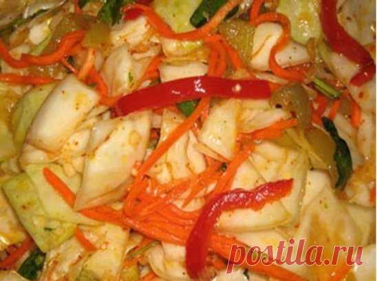 Вкусная маринованная капуста
3 кг капусты порезать квадратами, 1 большой болгарский перец ( красный ) порезать соломкой.
2 большие моркови натереть на корейской терке, 1 пучок петрушки порезать, 2 головки чеснока пропустить через давилку.
Все сложить в большой тазик и залить кипящим рассолом,размешать большой ложкой.
Рассол: 1,5 л воды, 0,5 стакана подсолнечного масла без запаха, 1 стакан сахара, 2 ст.л. соли с верхом, 0,5 пачки специй для моркови по корейски ( лучше острой) , 0,5 ч.л. шафра