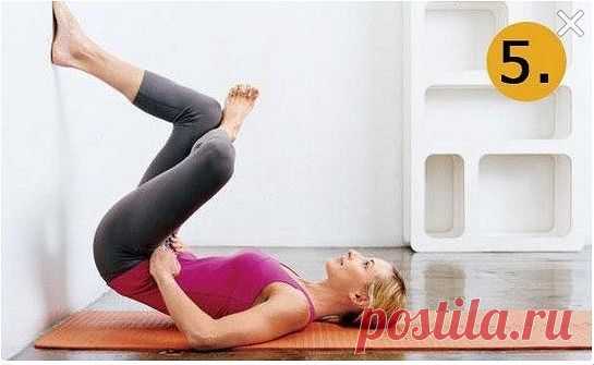 5. Немного приподнимите туловище, упритесь одной ногой в стену. Согните свободную ногу под углом в 45 градусов и положите её на ту, которой вы упёрлись в стену. В такой позе необходимо пробыть по 3 минуты.