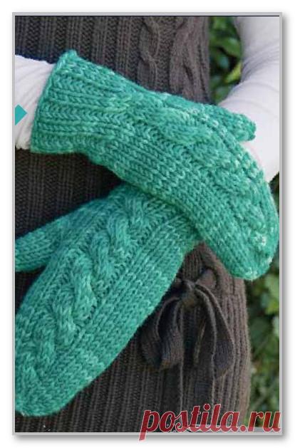 Вязание спицами. Описание женской модели со схемой и выкройкой. Однотонные варежки с центральной косой, чулочными спицами. Размеры: 7/8