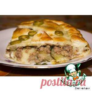Пирог с картошкой, фаршем и солеными огурчиками - кулинарный рецепт
=Тесто дрожжевое	— 500 г
Картофель	— 300 г
Масло сливочное	— 50 г
Фарш мясной	— 300 г
Лук репчатый	— 1 шт
Огурец маринованный	— 3 шт
Желток яичный	(для смазки)
Оливки зеленые	(для украшения)
Масло растительное	(для жарки)