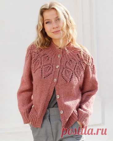 Жакет из  DROPS Nepal Жакет из пряжи DROPS Nepal связан круглой кокеткой с узором из листьев. Размеры: S - M - L - XL - XXL - XXXL Понадобятся: Пряжа DROPS NEPAL (65% шерсть, 35% альпака, 75м/50г) 550-600-650-700-800-850 г, цвет 8912, blush Пуговицы DROPS MOTHER OF PEARL, Arched (white) № 522: 6 шт для всех...