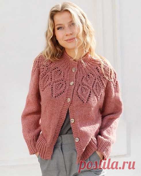 Жакет из  DROPS Nepal Жакет из пряжи DROPS Nepal связан круглой кокеткой с узором из листьев. Размеры: S - M - L - XL - XXL - XXXL Понадобятся: Пряжа DROPS NEPAL (65% шерсть, 35% альпака, 75м/50г) 550-600-650-700-800-850 г, цвет 8912, blush Пуговицы DROPS MOTHER OF PEARL, Arched (white) № 522: 6 шт для всех...