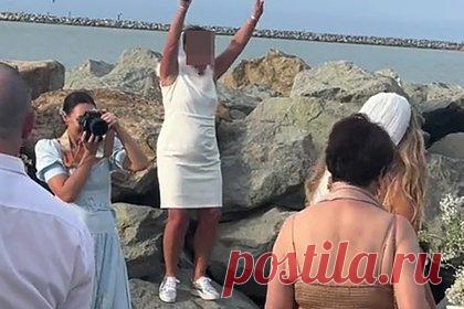 Гостья пришла на свадьбу в кроссовках и была обругана в сети. Гостья пришла на свадьбу в кроссовках и была обругана в сети. На размещенном видео видно, что для церемонии она надела белое мини-платье с меховым воротником и кроссовки в тон. Несмотря на то что в ролике невеста улыбалась, зрители в комментариях предположили, что она была в ярости от выбора наряда женщины.