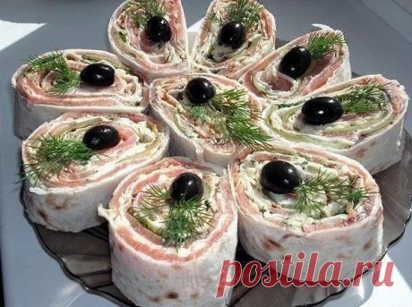 20 начинок для рулета из лаваша

1. Упаковка крабовых палочек, пара зубчиков чеснока, вареное яйцо, тертый сыр, зелень, майонез. 
2. Пачка творога, соль, зелень, пара зубчиков чеснока, несколько ложек майонеза. 
3. Пачка творога, соль, зелень, пара зубчиков чеснока, тертый сыр, кусочки соленого огурца. 
4. Жареные с луком шампиньоны, зелень и упаковка (200 гр.) плавленного сыра - подойдет янтарь, дружба, сливочный, виола. Можно для остроты добавить мелко покрошенных марино...