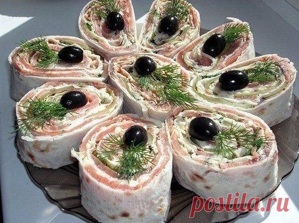 20 начинок для рулета из лаваша

1. Упаковка крабовых палочек, пара зубчиков чеснока, вареное яйцо, тертый сыр, зелень, майонез. 
2. Пачка творога, соль, зелень, пара зубчиков чеснока, несколько ложек майонеза. 
3. Пачка творога, соль, зелень, пара зубчиков чеснока, тертый сыр, кусочки соленого огурца. 
4. Жареные с луком шампиньоны, зелень и упаковка (200 гр.) плавленного сыра - подойдет янтарь, дружба, сливочный, виола. Можно для остроты добавить мелко покрошенных марино...