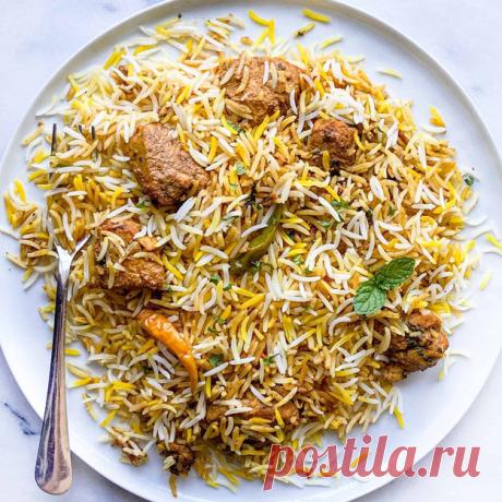 Как приготовить рис Бирьяни с курицей; вырезкой; с овощами
#Блюдо бирьяни Biryani для нас экзотическое. Но достойно внимания - как способом приготовления, так и вкусом блюда.
Бирьяни — индийское #блюдо на основе риса, приготовленное со специями, мясом, яйцами или овощами.