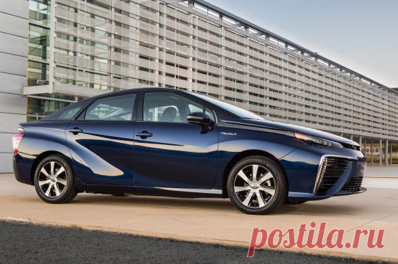 - ЭТО КОНЕЦ ЗАВИСИМОСТИ ЧЕЛОВЕЧЕСТВА ОТ УГЛЕВОДОРОДОВ.Toyota начала серийное производство первого в мире автомобиля с водородным двигателем. Новый седан «Mirai» работает только на воде и не производит никаких вредных выхлопов. По словам конструкторов, одной заправки хватит на 650 км пути
Японский автомобильный завод начнёт продавать свой первый водородный седан «Mirai» внутри страны в декабре, с 2016 года анонсировано начало продаж в США.