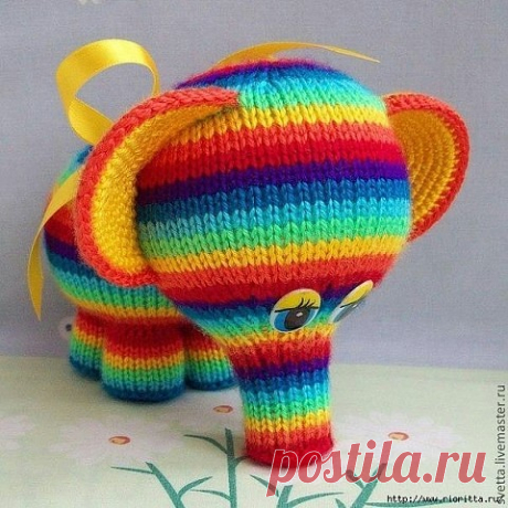 Вязаный радужный слоник . Вам понадобится: — разноцветная пряжа (толщина пряжи должна быть одинаковая), — набор из 5 носочных спиц № 2,5, Показать полностью.. — вязальный крючок № 2,5, — синтепон или холофайбер в качестве наполнителя, — глазки от старой игрушки. Изготовление Ножки: наберите 21 п. синей нитью и распределите по 7 п. на каждую спицу. Далее вяжите по кругу каждые 2 ряда новым цветом: синим, голубым, красным (можно использовать другие цвета). Далее вяжите розов...