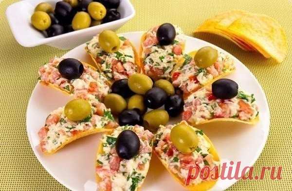 Закуска на чипсах с помидорами и сыром