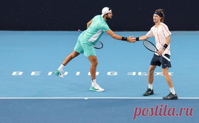 Рублев и Хачанов проиграли в четвертьфинале турнира в Гонконге. Россияне начали выступление на турнире в парном разряде, выиграли первый матч, но в четвертьфинале уступили бельгийцам Жилле и Флигену — 3:6, 4:6