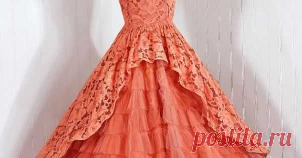 1950's Vintage Mauve-Pink Angelic Floral-Lace and Tulle-Couture Strapless Sweetheart Tiered-Ruffle Rockabilly Circle-Skirt Princess Ballerina-Cupcake Wedding Formal Evening Party Prom Dress