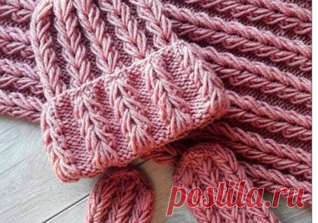 Стильная шапочка объемным узором «Колосок» Стильная симпатичная шапочка объемным узором «Колосок» от @tataknittingwoman.  Описание шапочки на размер 55-58см  Потребуется пряжа 100гр на 100м (240м на 100 гр в две нити) примерно полтора мотка, спицы 5-6 мм.  Вяжем этот узор плотно, т.к. рисунок хорошо растягивается в ширину, чтоб