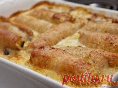 Рулетики мясные к праздничному столу

Ингредиенты:
- 700 г свиного филе 
- 500 г грибов
- 2 луковицы
- 2 яйца
- 150 г сыра твердого
- 1 стакан сливок
- соль (по вкусу)
- перец черный молотый (по вкусу)
- масло подсолнечное

Приготовление:
1. Начнем с приготовления начинки из грибов и лука. Для этого на умеренном огне разогрейте сковороду с 2-3 ст. л. подсолнечного масла. Очистите лук и порежьте его на 1/4 круга, поджаривайте до приобретения золотистого оттенка. Не забывайт...